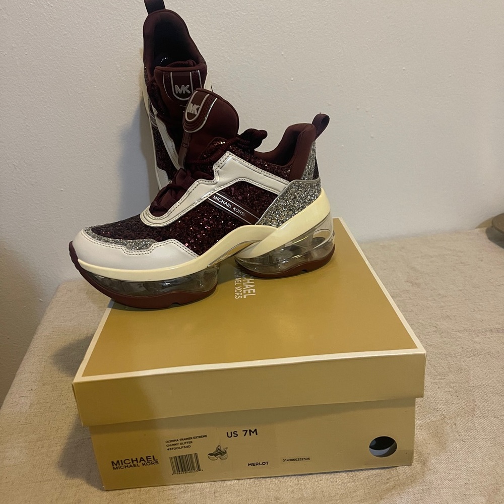 Michael Kors Burgundy  SIZE 7 , gently worn . - Picture 5 of 7
